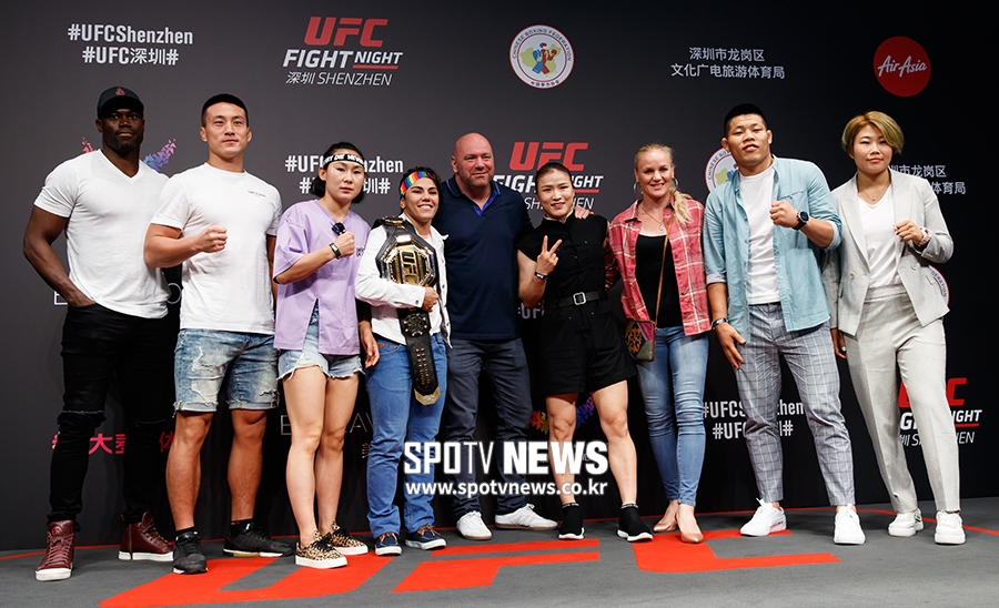 [포토S] 중국 파이터들과 기념촬영하는 UFC 데이나 화이트 대표