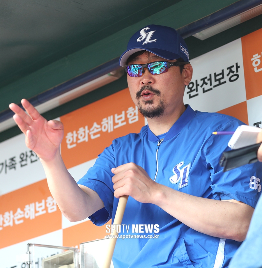 [포토S] 인터뷰 하는 김한수 감독