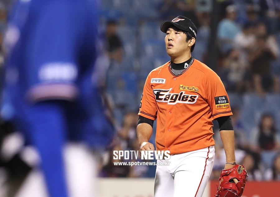 [포토S] 병살로 이닝 마무리 한 박상원