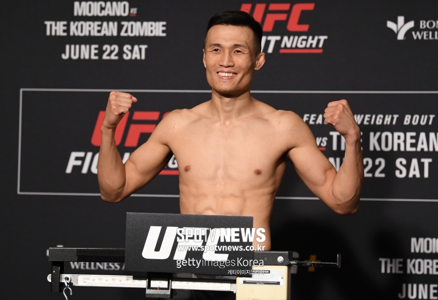 [UFC] 정찬성 vs 모이카노 계체 통과…웃으며 눈싸움