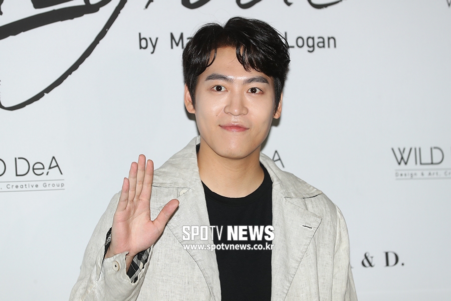 [포토S] 존박, 젠틀한 손인사