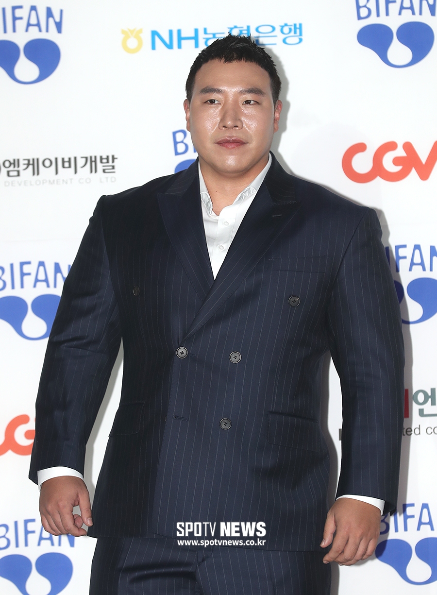 [포토S] 태원석, 재킷 뚫고 나오는 근육