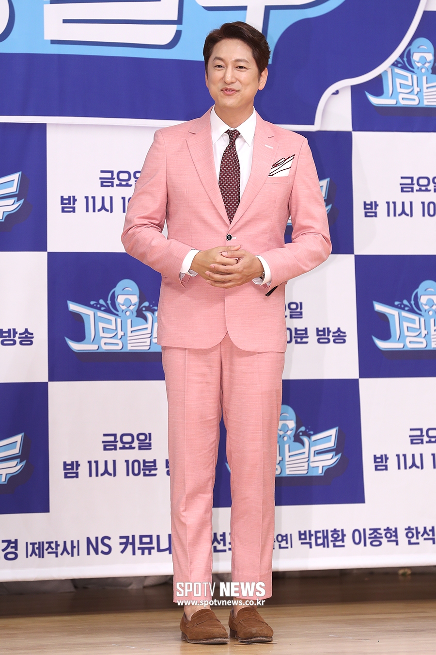 [포토S] 한석준, 핑크 슈트~
