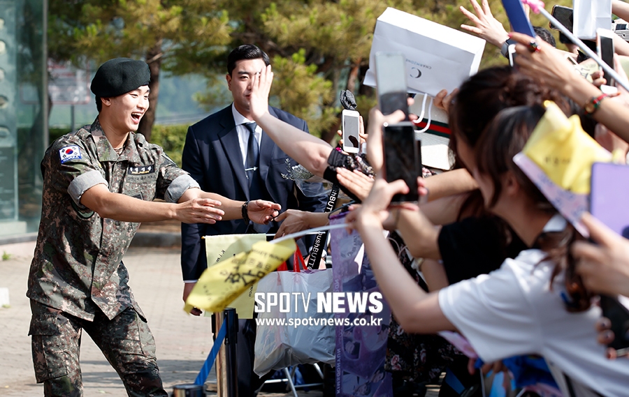 [포토S] 전역 김수현, 오래 기다린 팬들 선물에 미소 활짝