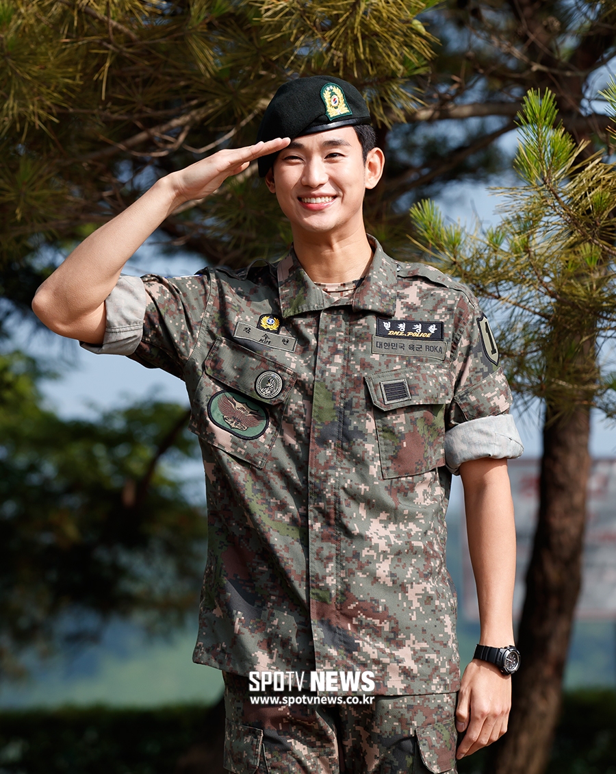 [포토S] 김수현, '전역을 신고합니다'