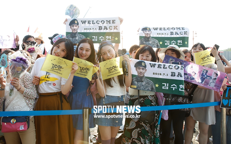 [포토S] 김수현 기다리는 외국 팬들