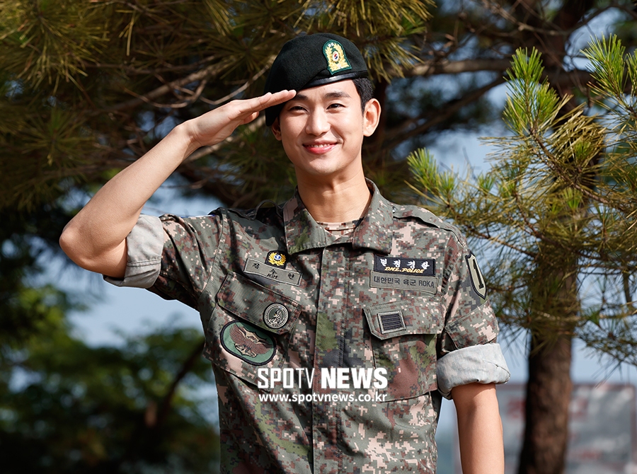 [포토S] 김수현, 늠름한 경례
