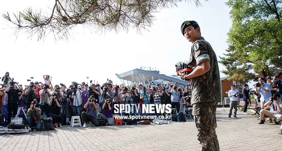 [포토S] 오랜만에 팬들과 취재진 앞에 선 김수현