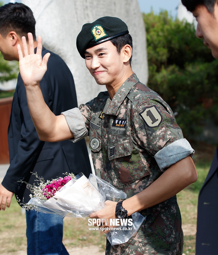 [포토S] 제대 김수현, '곧 다시 만나요'