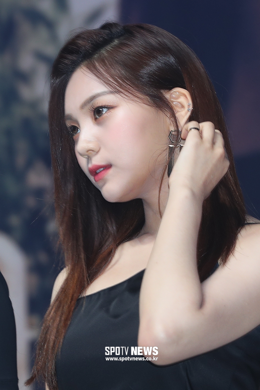 [포토S] 여자친구 엄지, '머리만 넘겨도 예뻐'