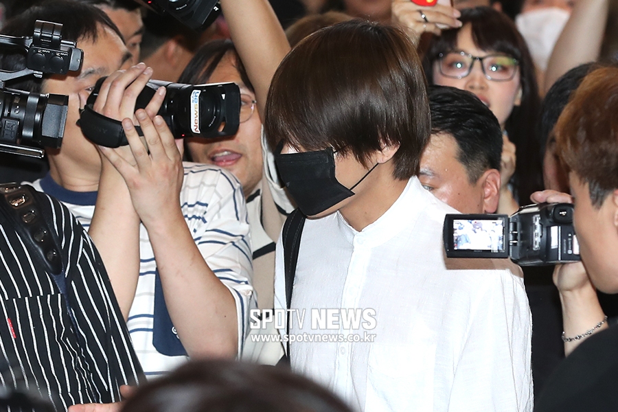 [포토S] 방탄소년단 뷔, 뜨거운 관심 받으며 출국