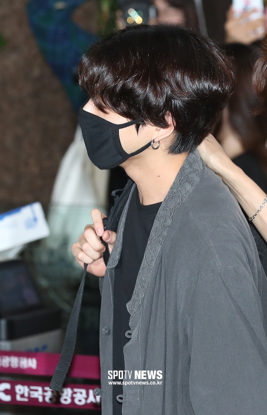 [포토S] 개량한복 입고 출국하는 정국