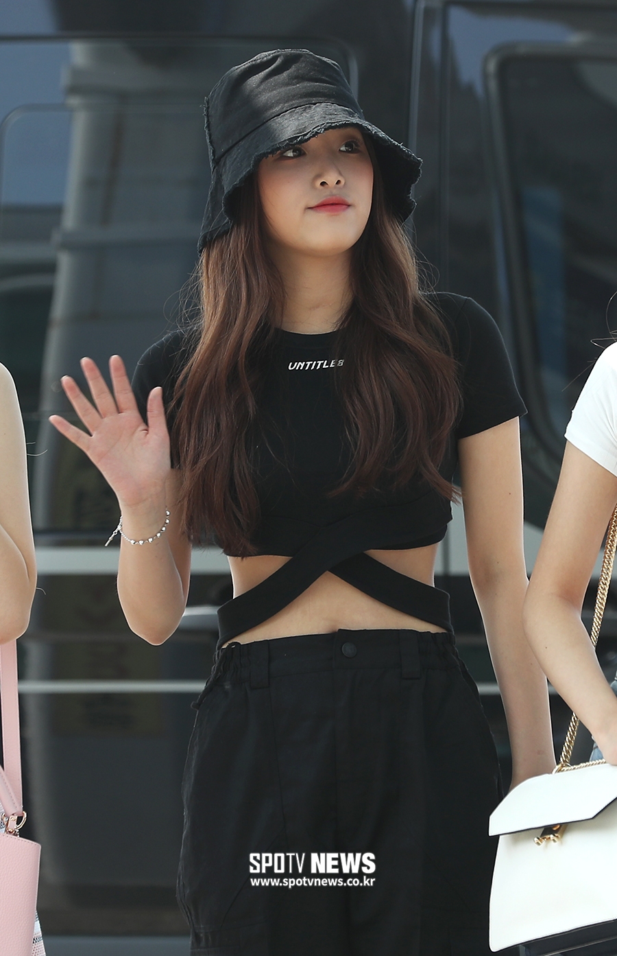 [포토S] 최예나, 잘록한 개미허리 강조하는 패션