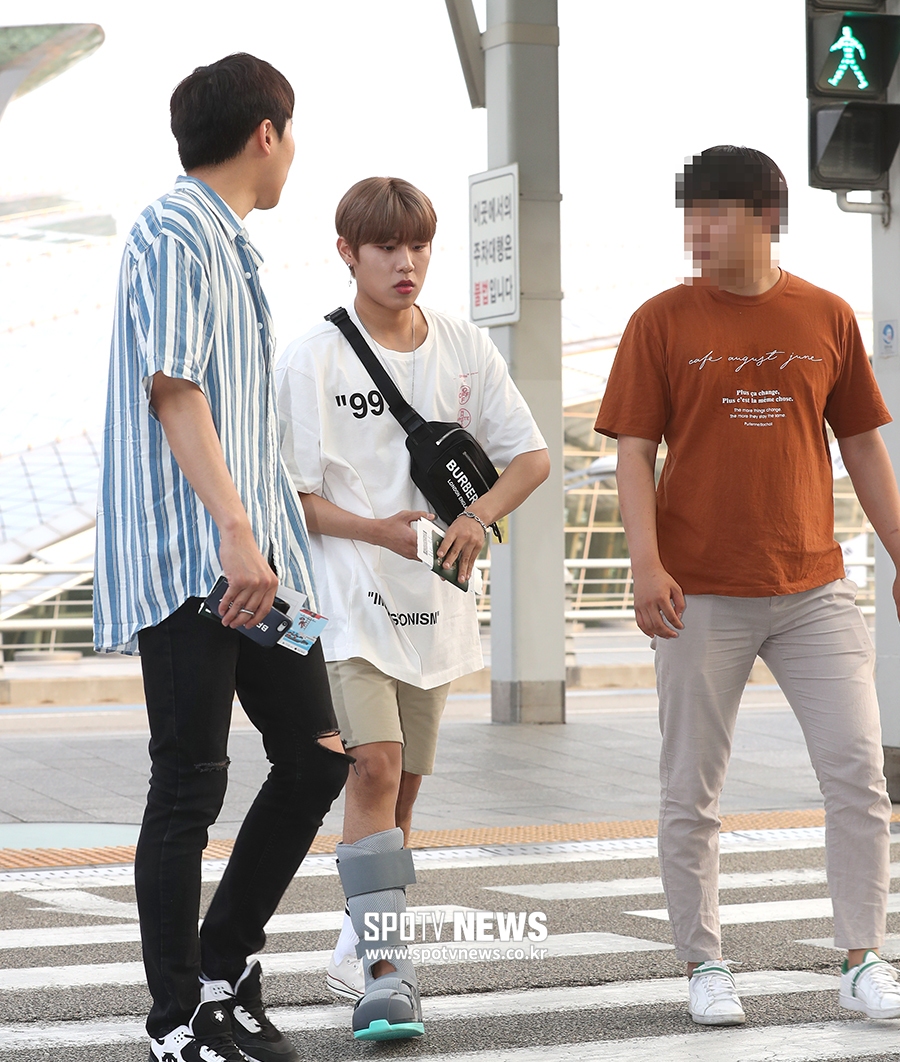 [포토S] 발목부상 박우진, '아파도 함께해요'