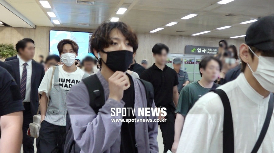 전 세계를 뒤흔드는 방탄소년단(BTS) [공항패션]