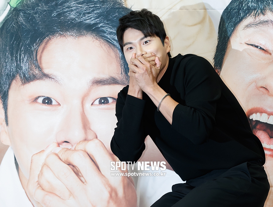 [포토S] 이이경, '웃음 참기 도전'
