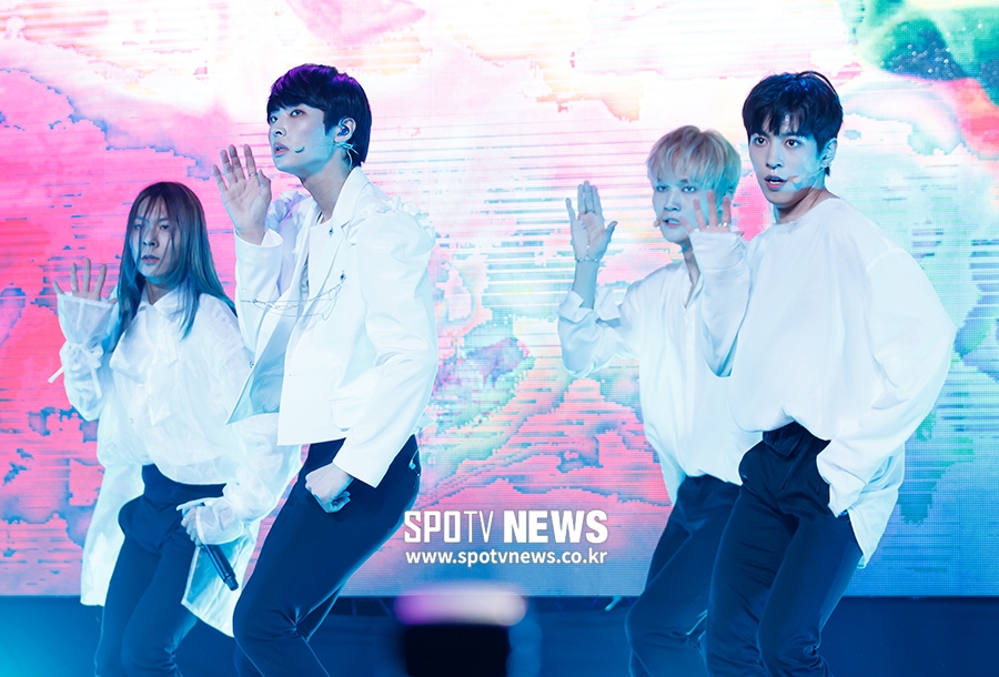 [포토S] 데뷔 무대 펼치는 리미트리스