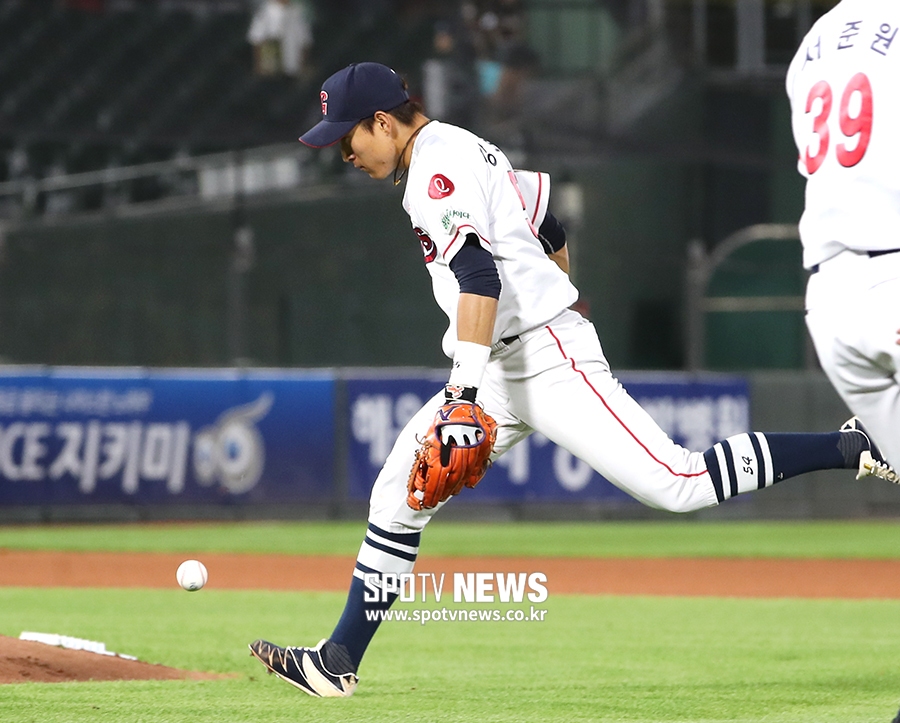 [포토S] 번트 타구 놓치는 롯데 강로한