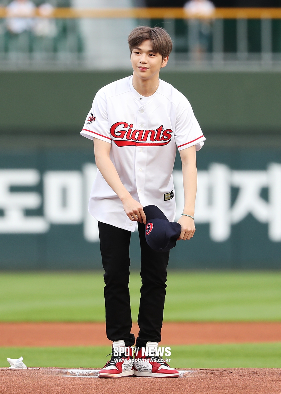 [포토S] 강다니엘, '야구 유니폼이 너무 잘 어울려'