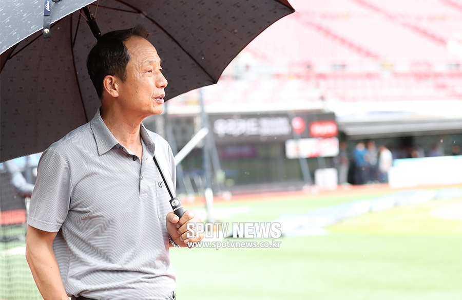 [포토S] 비 내리는 그라운들 확인하는 김용달 경기감독관
