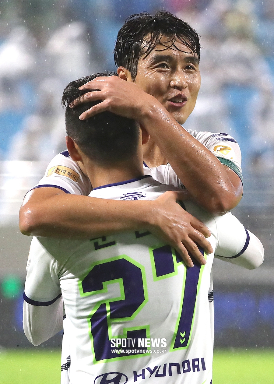 [포토S] 이동국, 해트트릭 기록한 문선민 쓰담쓰담