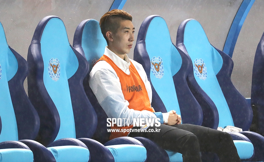 [스토리S] 독일 이적설로 심란한 조현우, 몸살까지 걸려 시즌 첫 벤치까지