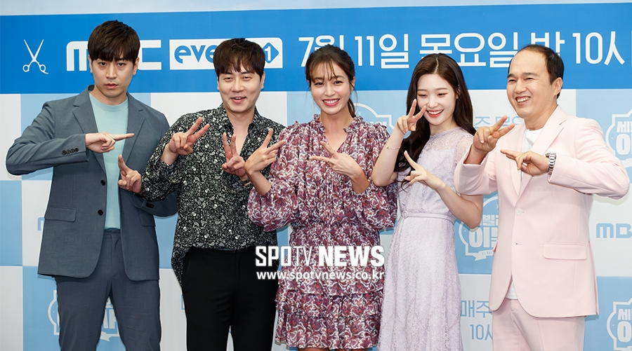 [포토S] 세빌리아 이발사들의 가위 포즈
