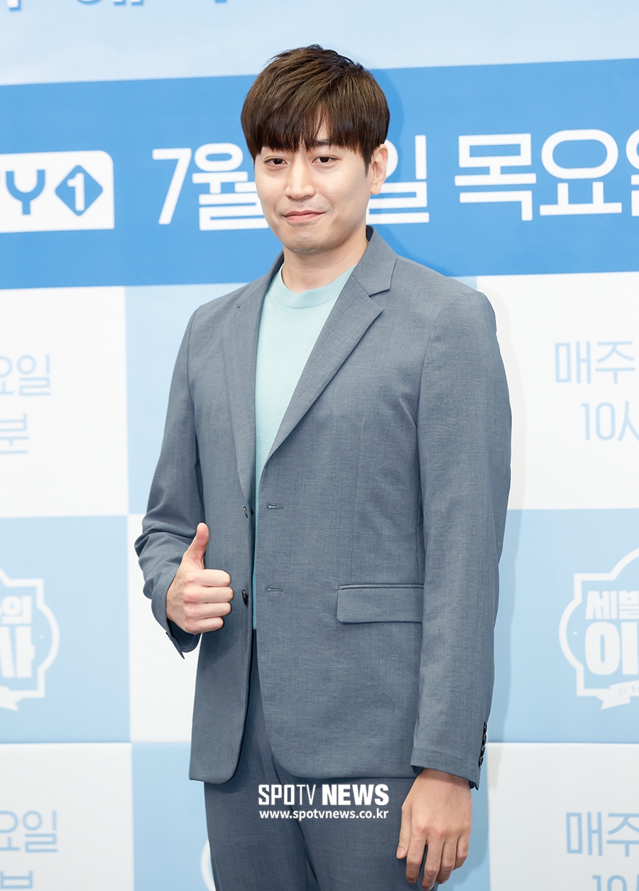 [포토S] 포즈 취하는 에릭