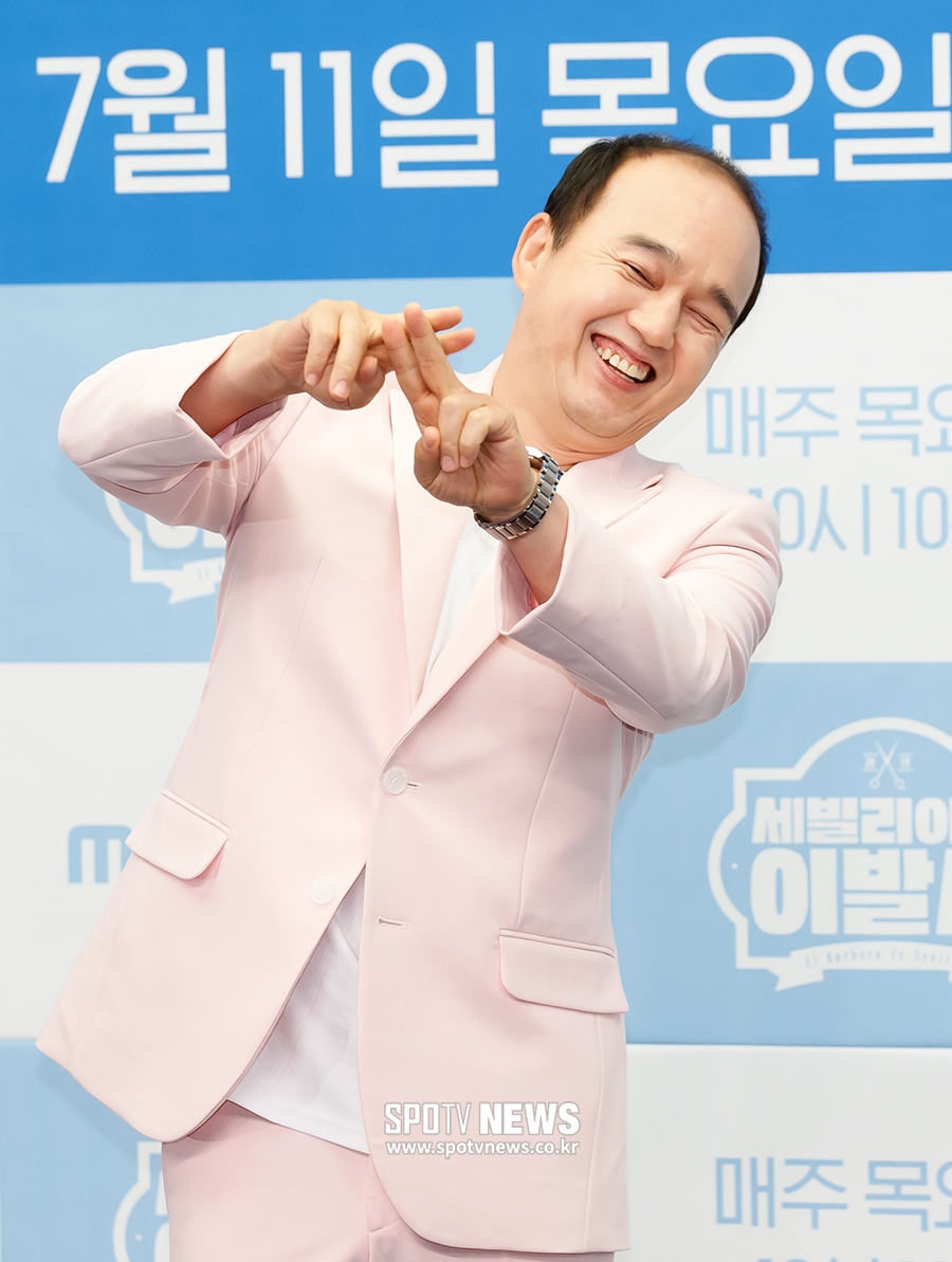 [포토S] 김광규, '가위질이 이정도는 돼야지'