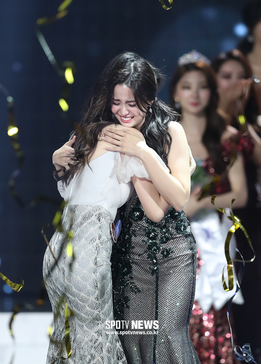 [포토S] 감격의 포옹하는 2019 미스코리아 진 김세연