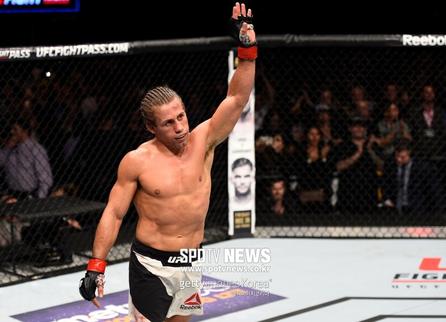 [UFC] 전설이 돌아왔다…페이버, 14살 어린 그래플러와 '한판'