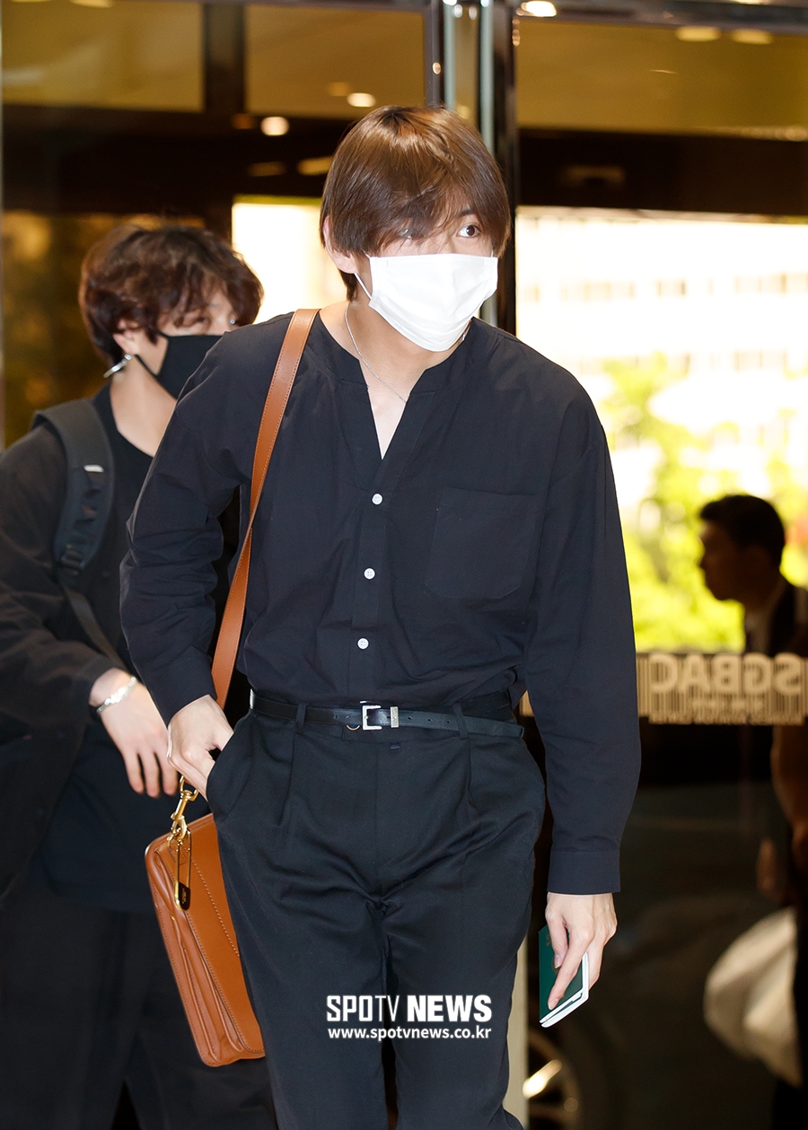 [포토S] 방탄소년단 뷔, 인사도 예의바르게
