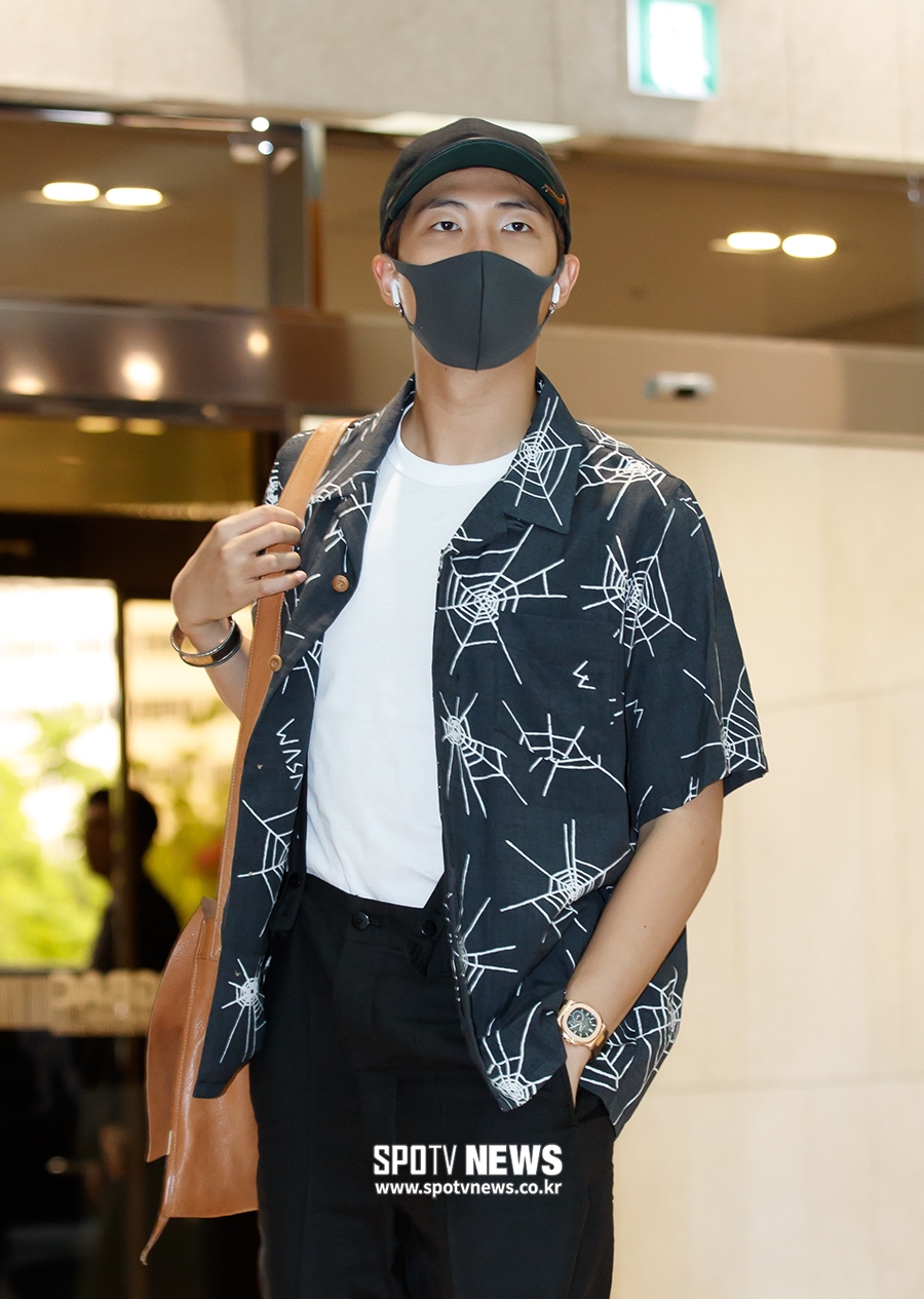 [포토S] 방탄소년단 RM, 마스크 사이로 카리스마 눈빛