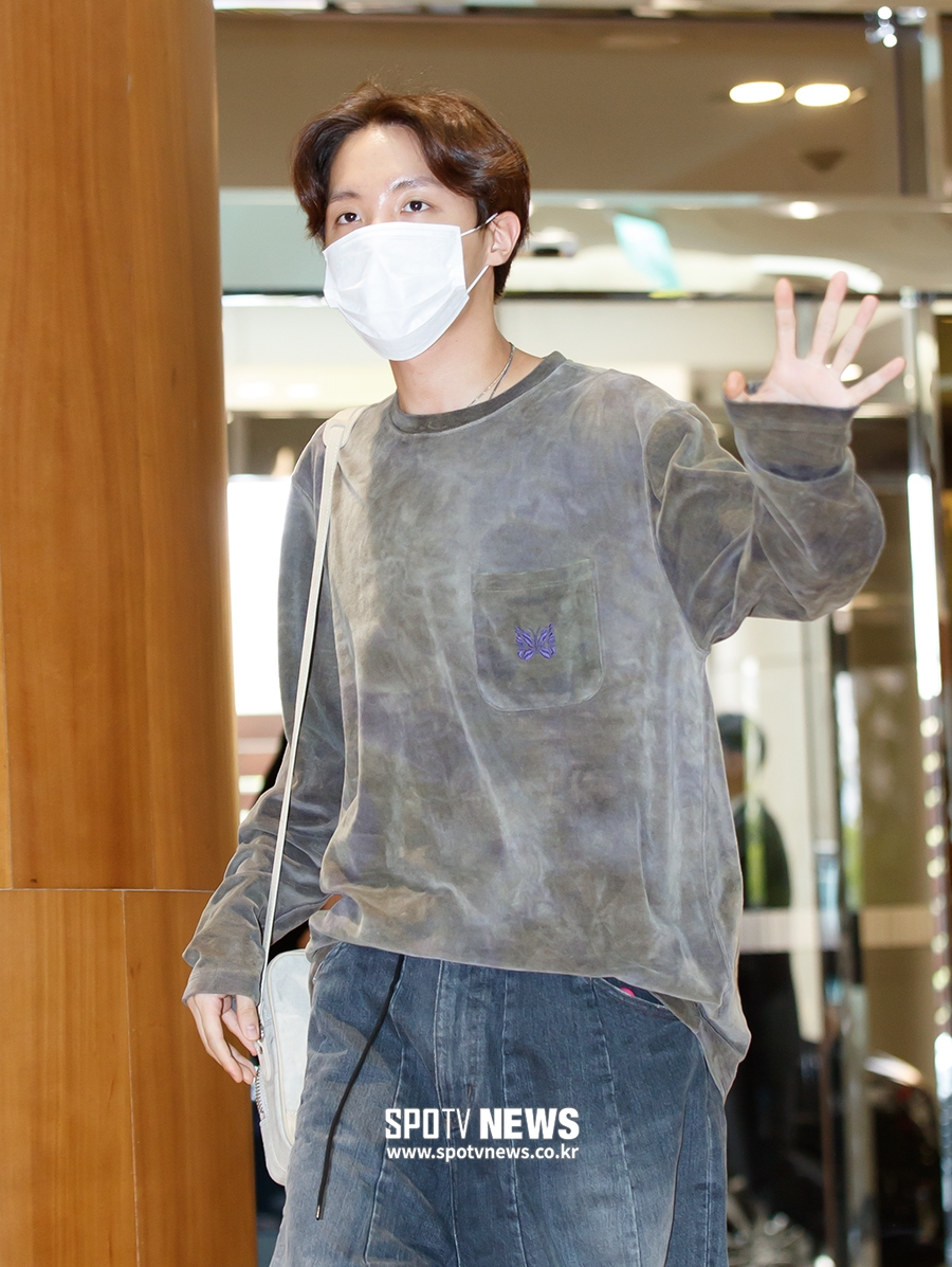 [포토S] 방탄소년단 제이홉, 취재진 향해 가벼운 인사