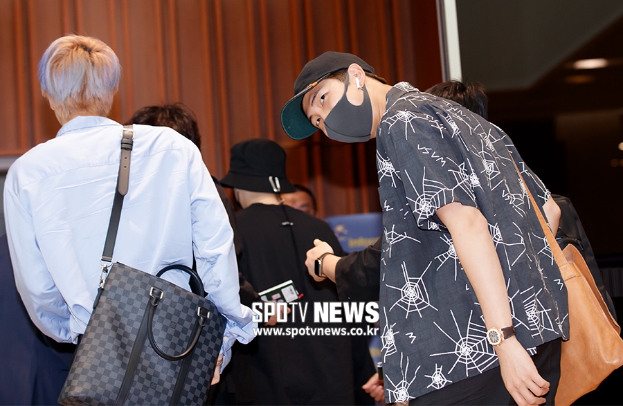 [포토S] 방탄소년단 RM, 인사는 잊지 않고