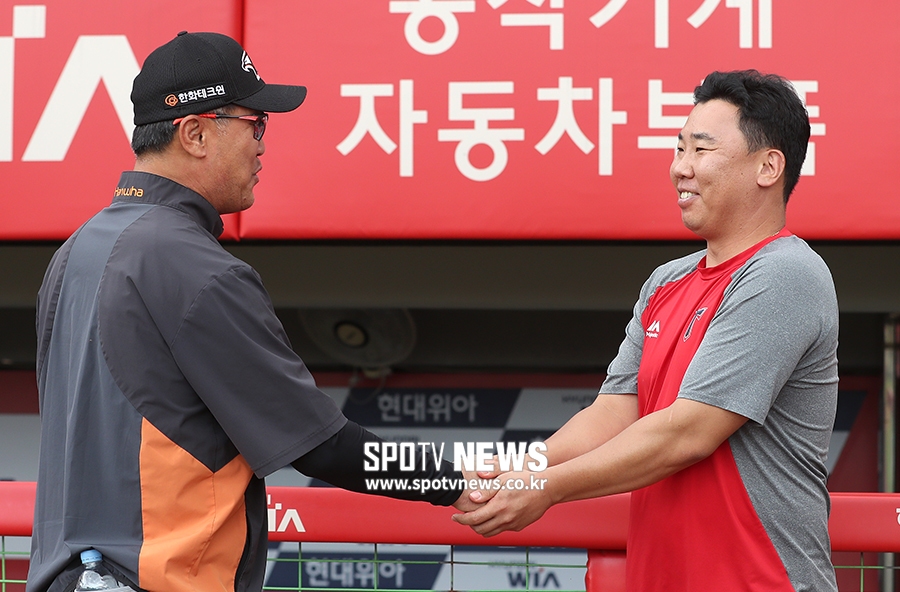 [포토S] 이범호, '장종훈 코치님, 저 은퇴합니다'