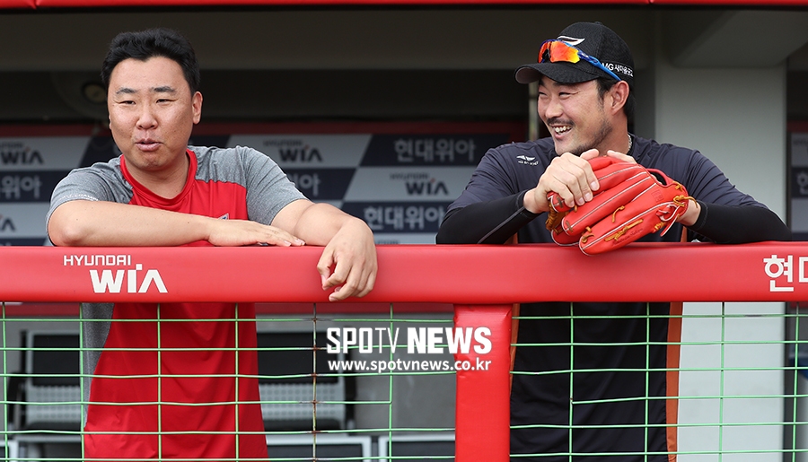 [포토S] 이범호, 한화에서 같이 뛰었던 송광민과 추억 나누며