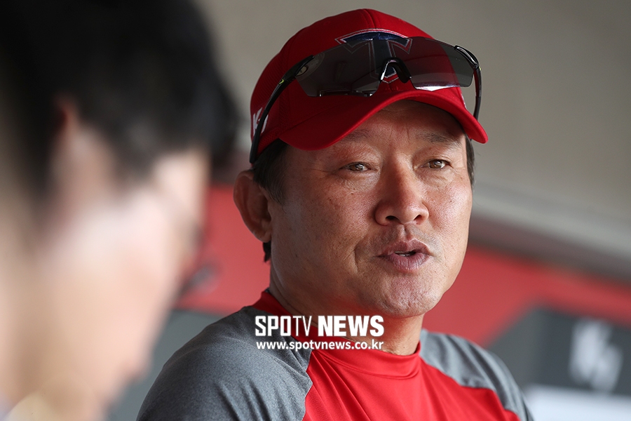 [포토S] 인터뷰 하는 박흥식 감독대행