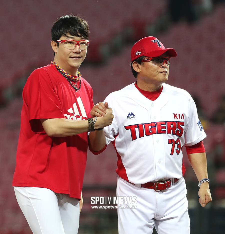 [포토S] 130승 달성한 양현종, 박흥식 감독대행과 진한 악수!