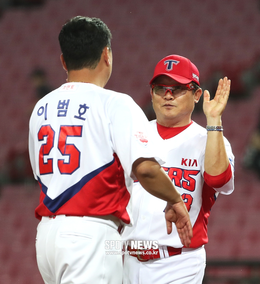 [포토S] 박흥식 감독 대행, '범호야 내일 만루포?'
