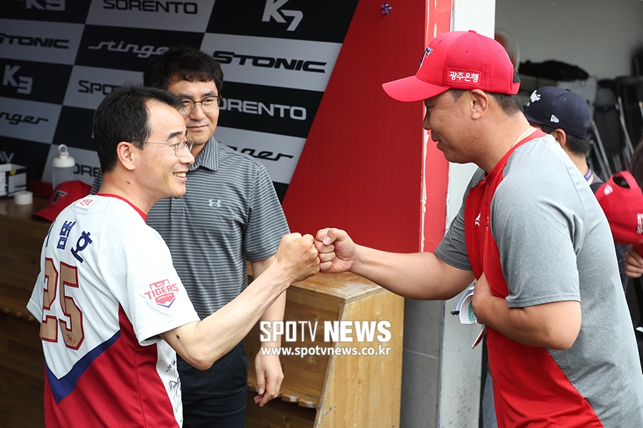 [포토S] 이범호, KIA 타이거즈 이화원 대표와 하이파이브