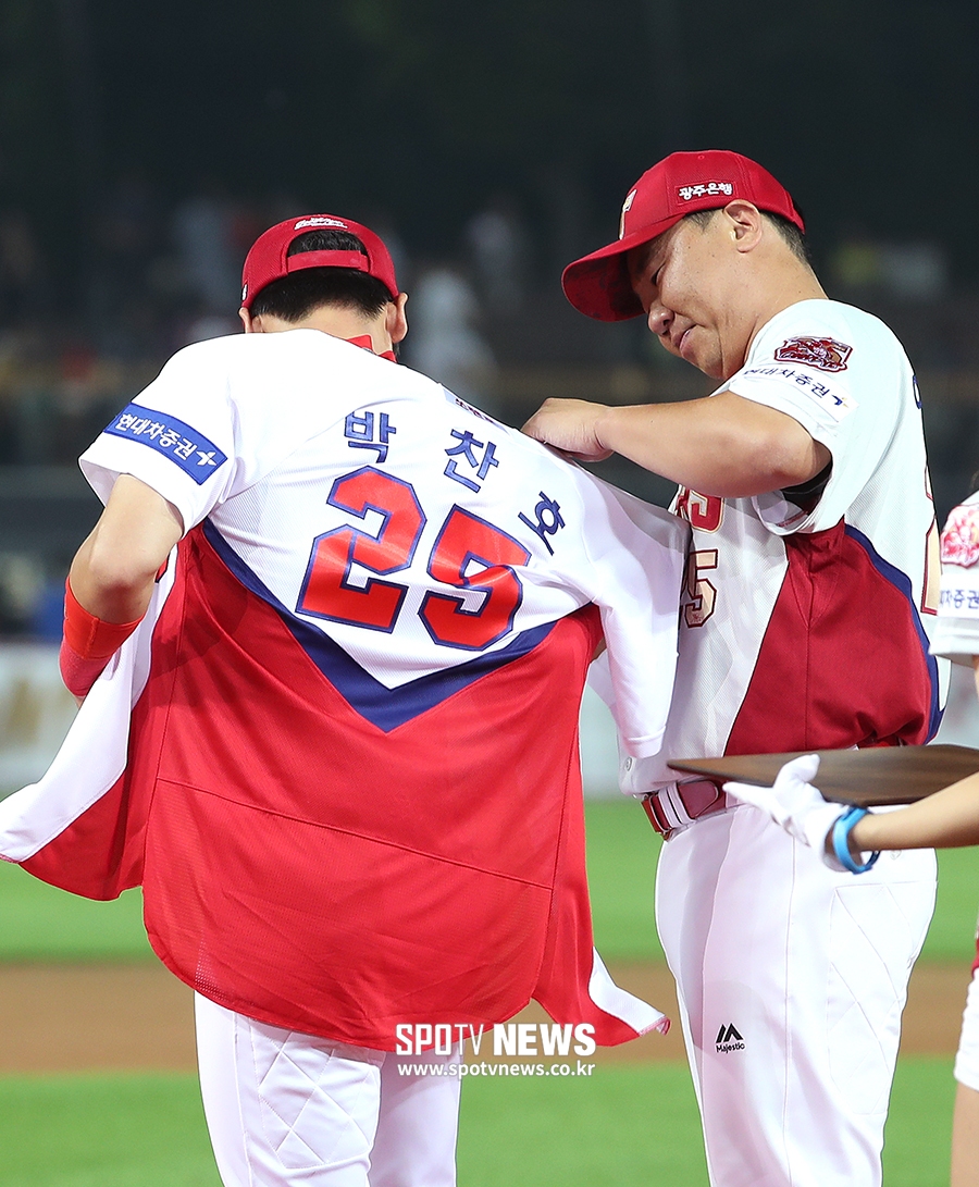 [포토S] 박찬호에게 25번 물려주는 이범호