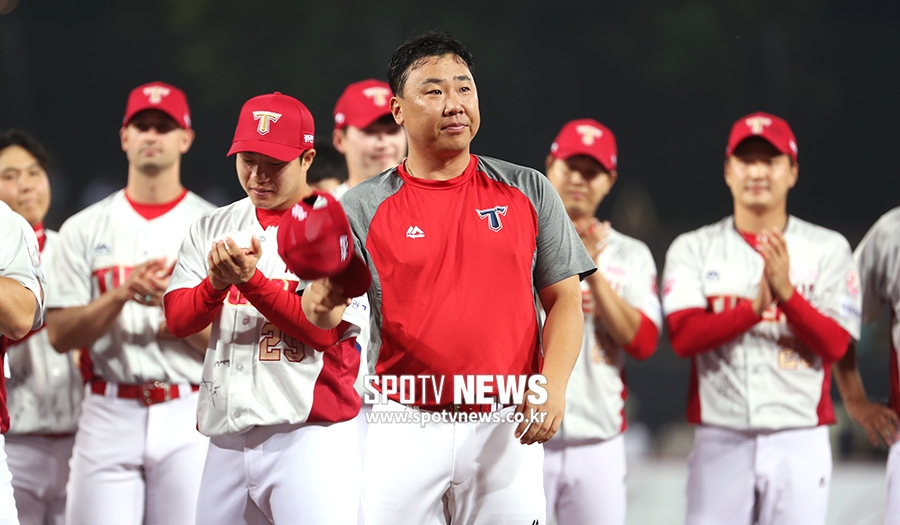 [포토S] 박수 받으며 떠나는 이범호