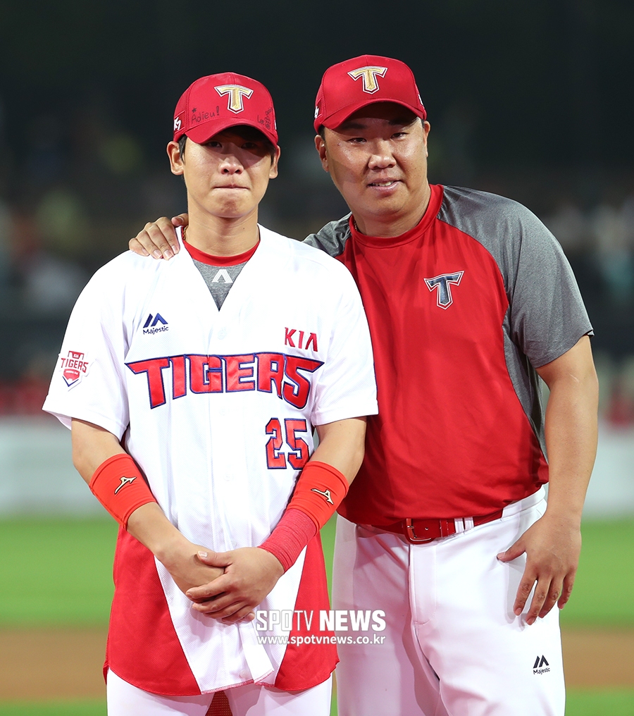 [포토S] 이범호, 3루수 후계자 찬호와 찰칵!