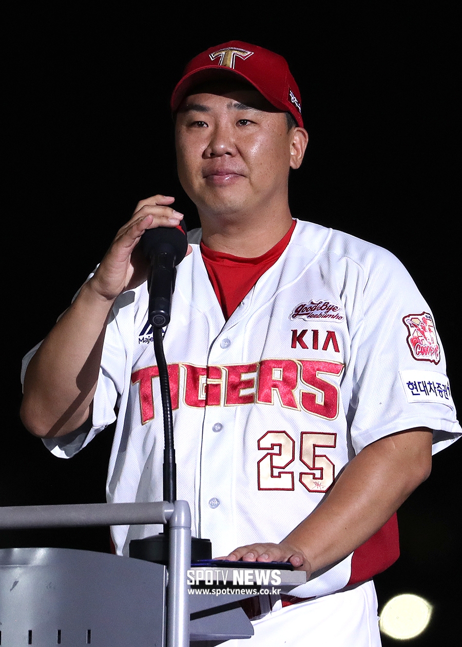 [포토S] 이범호, 고별사 전하며 눈시울 붉혀