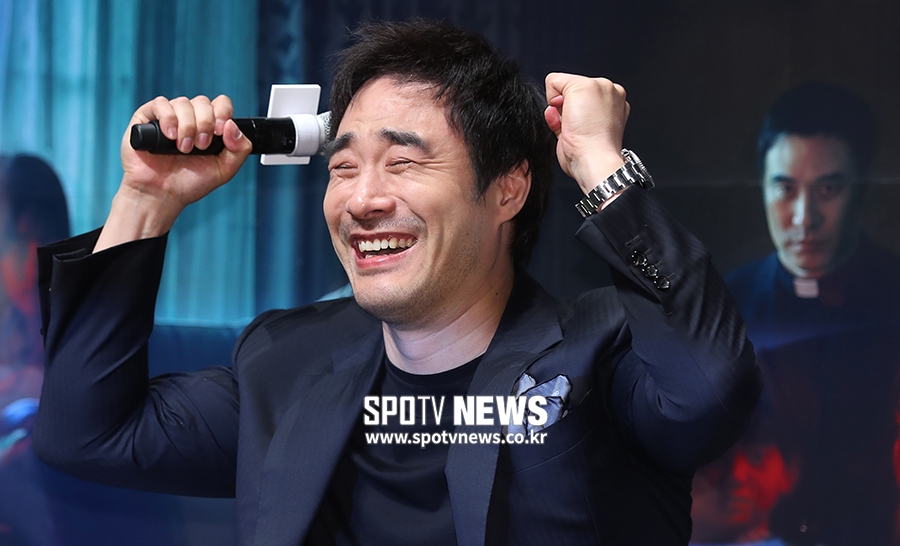 [포토S] 배성우, 포스터와 상반되는 모습!