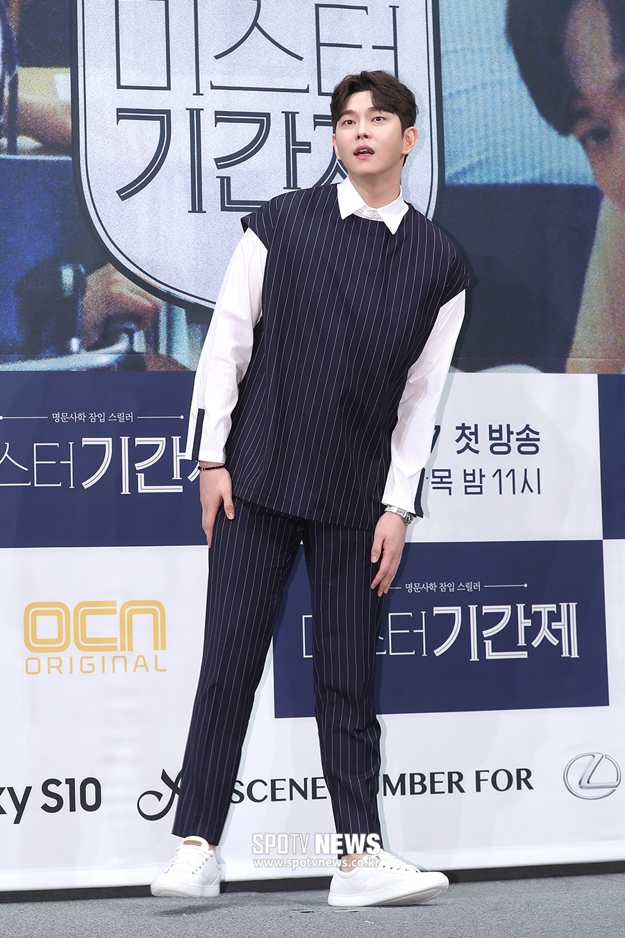 [포토S] 윤균상, 큰 키 더 커보이는 세로 스트라이프 패션