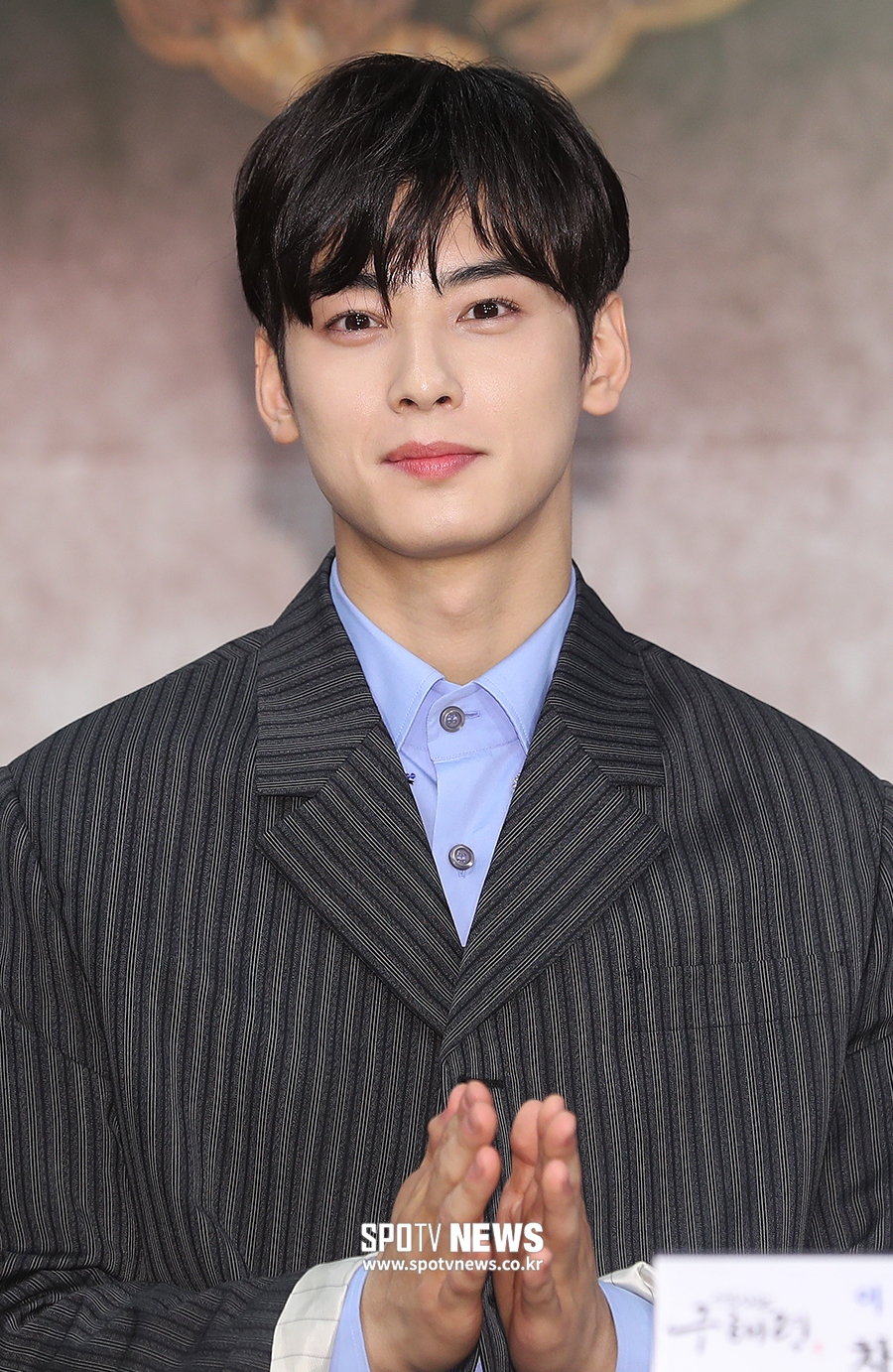 [포토S] 차은우, 박수 치는 인형