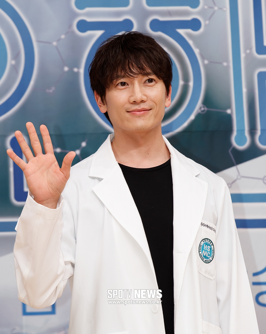 [포토S] 포즈 취하는 배우 지성