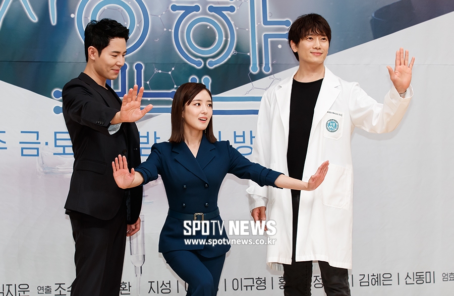 [포토S] 이세영, 분위기 화기애애하게 만드는 사진 포즈